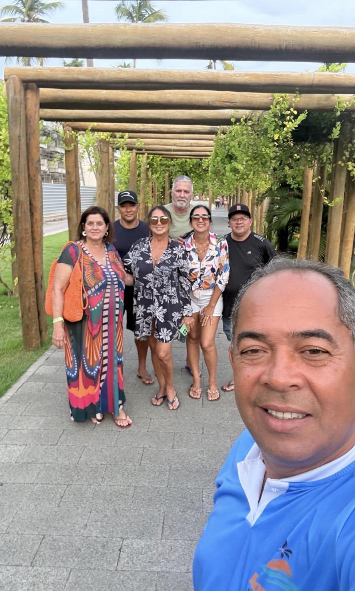 Rômulo com clientes durante um passeio