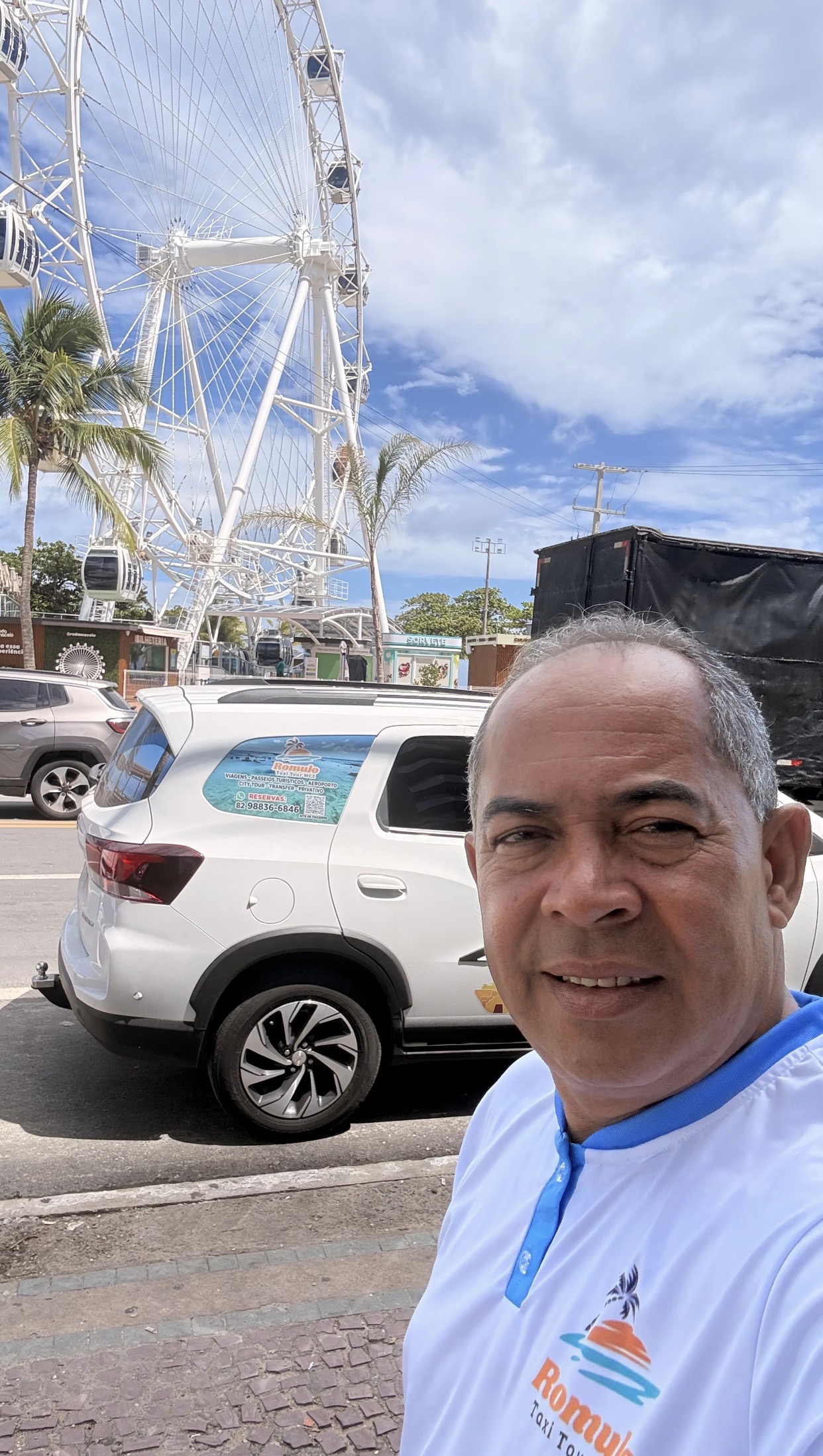 Rômulo em Maceió com o veículo utilizado nos passeios